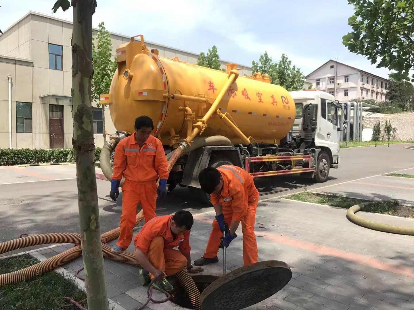 双台子管道疏通车停在窨井附近