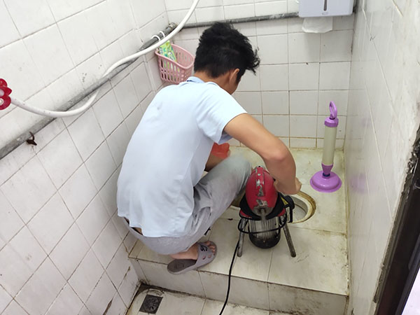 双台子管道堵塞冒臭气 专业师傅现场解决问题