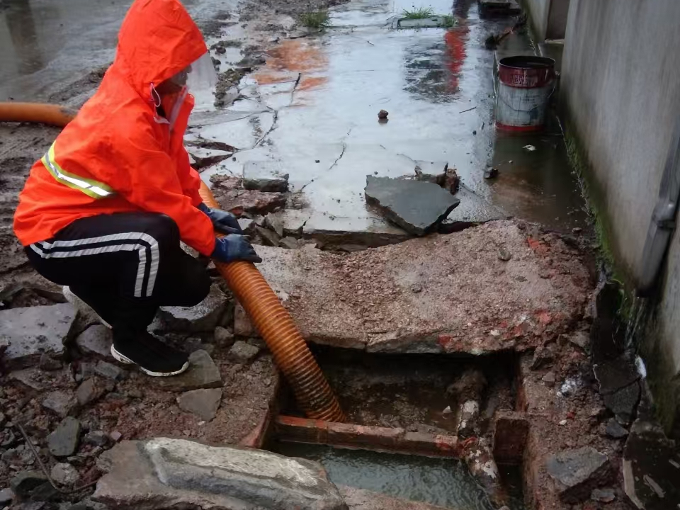 双台子专业清理污水池 炜誉市政以规范流程守护城市 “肠道”